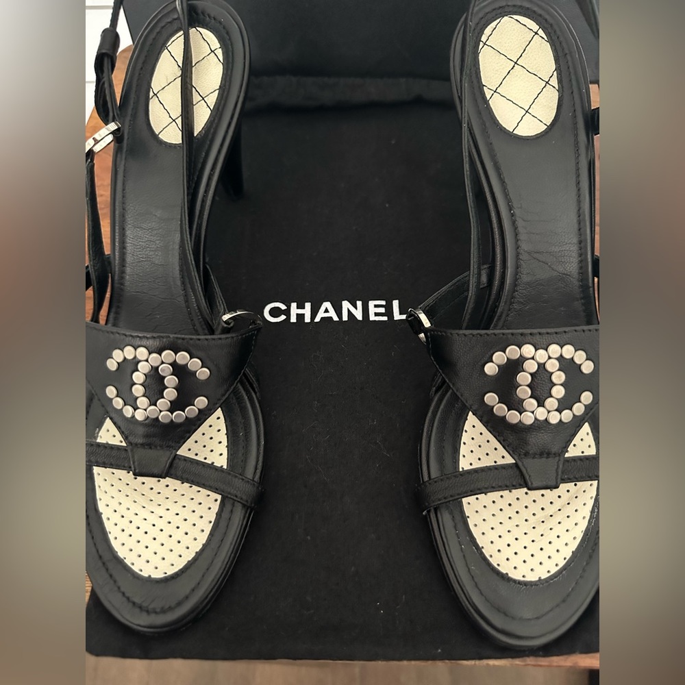 GENUINE CHANEL SLING BACK HEEL SANDALS.  SIZE 40 Gorgeous and Great Condition - Picture 8 of 16